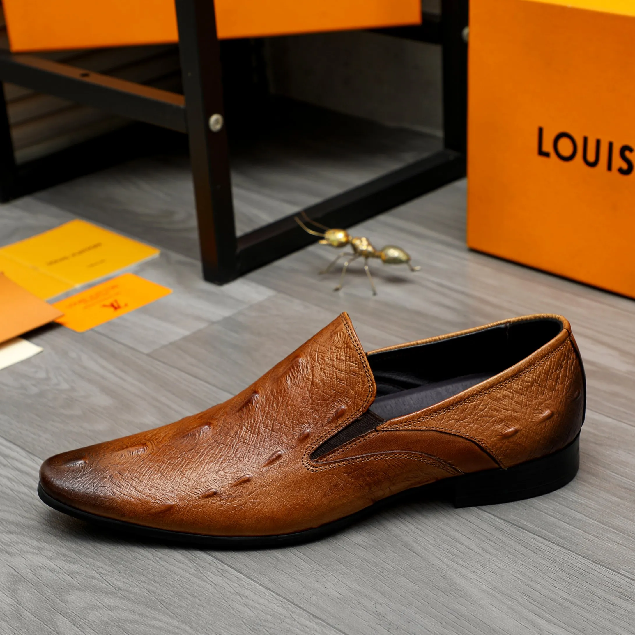 Men's shoes 💰500 Product trademark: LV "Louis Vuitton" business casual slip-on leather shoes Regular size: 37-46 Product material: Selected high-quality embossed cowhide upper, pigskin lining, rubber outsole